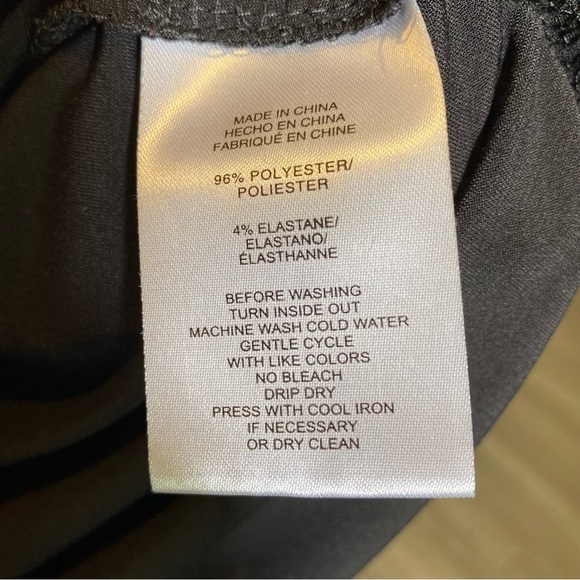 Jones New York Signature size Medium black pullover long sleeve v-neck blouse - Picture 7 of 7